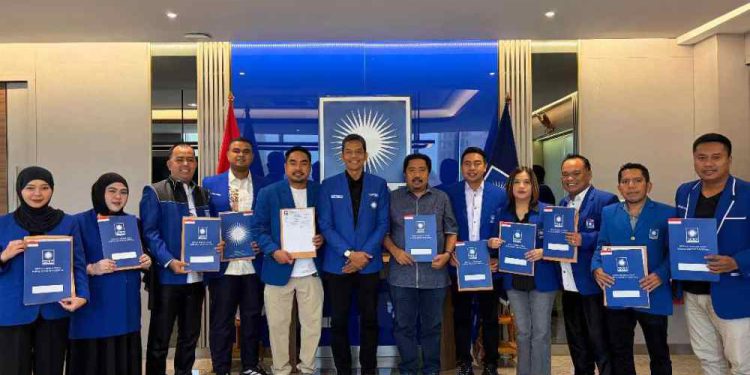 Foto bersama usai menerima SK kepengurusan. (foto : istimewa)