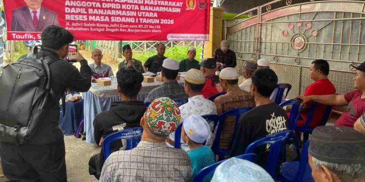Anggota DPRD Banjarmasin Dapil Banjarmasin Utara H Taufik saat menanggapi aspirasi warga pada kegiatan Reses di Jalan Jahri Saleh, Komplek Jafri Zamzam. (foto : smr)