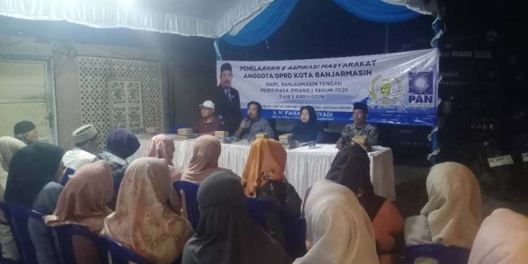 Anggota DPRD Banjarmasin HM Faisal Hariyadi saat melaksanakan Reses di kediamannya pada malam hari. (foto : smr)