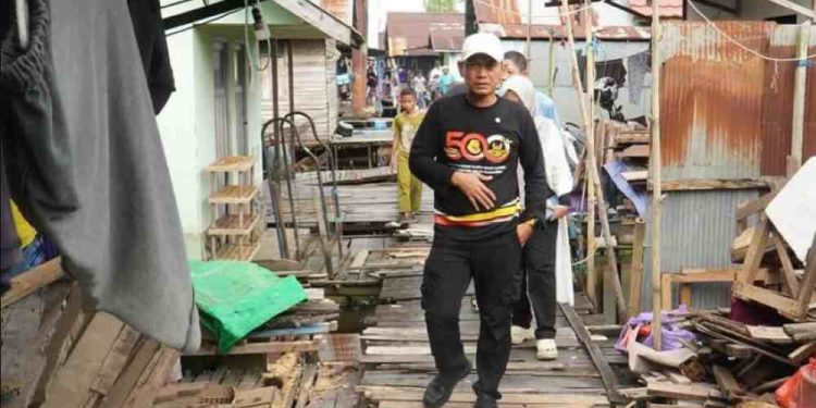 Walikota Banjarmasin HM Yamin saat meninjau Titian Murung Selong. (foto : shn/seputaran)
