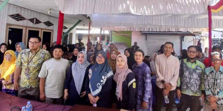 Anggita DPRD Banjarmasin Dapil Banjarmasin Selatan Hj Masriyah foto bersama warga di sela kegiatan reses. (foto : shn/seputaran)