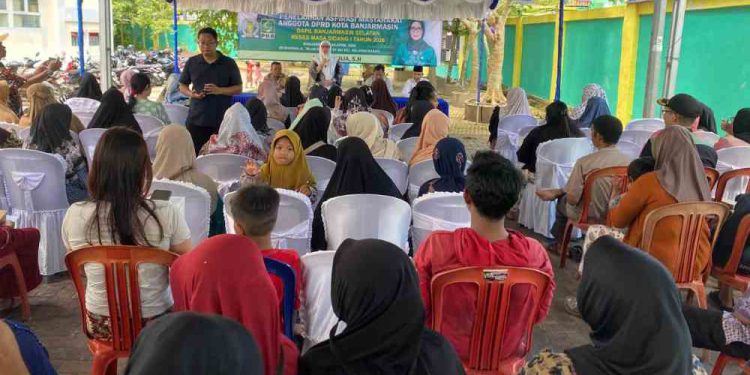 Anggota DPRD Banjarmasin Dapil Banjarmasin Selatan Hilyah Aulia saat reses di Kawasan Rusunawa, Teluk Kelayan. (foto : smr)