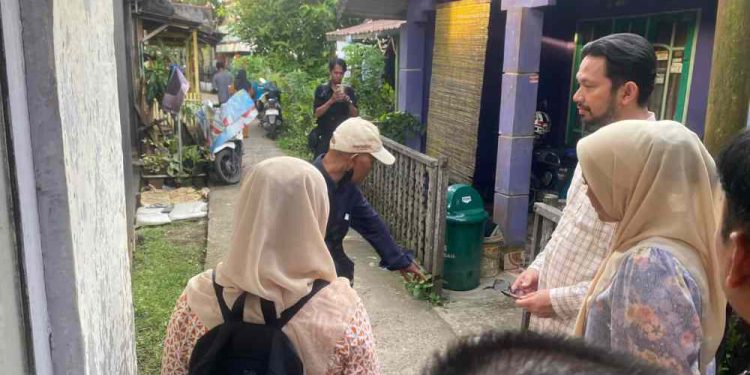 Usai Reses, Ketua DPRD Banjarmasin Rikval Fachruri saat meninjau kondisi jalan rusak di RT 01, Sungai Jingah. (foto : smr/seputaran)