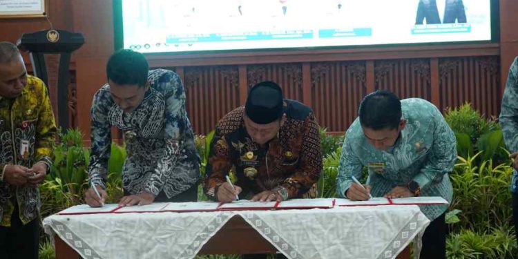 Walikota Banjarmasin HM Yamin, Bupati Batola Bahrul Ilmi dan Bupati Banjar Saidi Mansur saat penandatanganan PKS.  (foto : shn/seputaran)