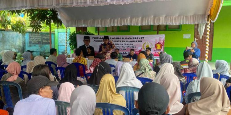 Anggota DPRD Banjarmasin Dapil Banjarmasin Tengah saat Reses di Jalan Sulawesi, Gang Bandaneira, Pasar Lama. (foto : smr)