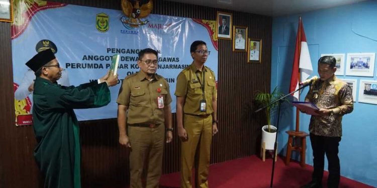 Pelantikan Dewas Perumda Pasar. (foto : shn/seputaran)