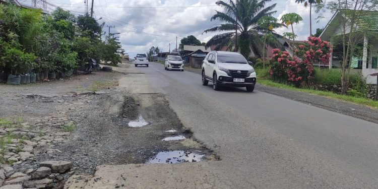 Kondisi lubang yang belum ditambal di jalan Cantung, Kotabaru, tanpa rambu dinilai membahayakan pengguna jalan. (FOTO:IST)