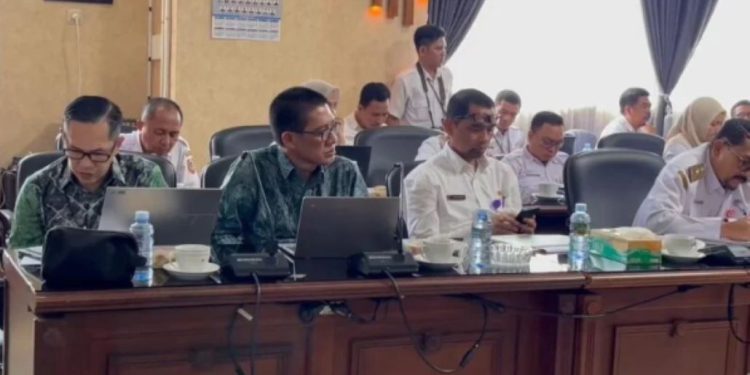 Direktur Utama Bank Kalsel Fachrudin saat rapat bersama DPRD Kalsel. (foto : istimewa)