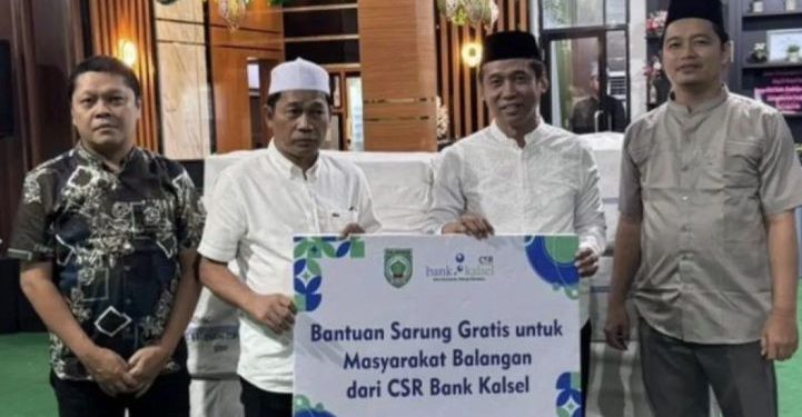 Penyerahan secara simbolis bantuan sarung gratis dari CSR Bank Kalsel kepada masyarakat, yang diterima Bupati Balangan Adbul Hadi. (foto : istimewa)
