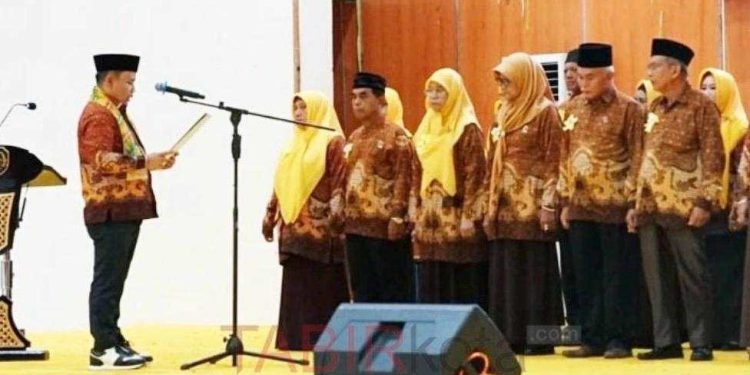Bupati Tapin H Yamani saat mengukukuhkan PWRI dan Kerta Wredhatama Tapin. (foto : istimewa)