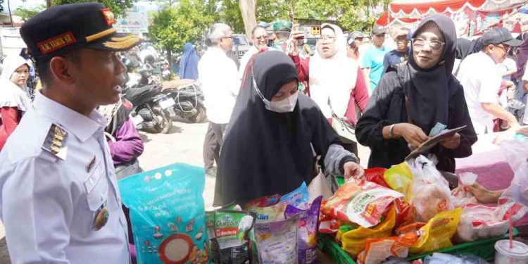 Walikota Banjarmasin HM Yamin saat memantau pelaksanaan Pasar Murah yang menyediakan Bapok bersubsidi. (foto : shn/seputaran)