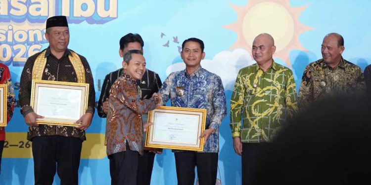 Wakil Menteri Pendidikan Dasar dan Menengah RI menyerahkan penghargaan kepada Walikota Banjarmasin H Muhammad Yamin HR, pada puncak FTBIN 2026. (foto : istimewa)