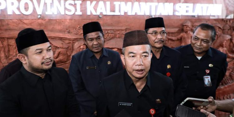Sekdaprov Kalsel M Syarifudin saat diwawancarai. (foto : adpim kalsel)