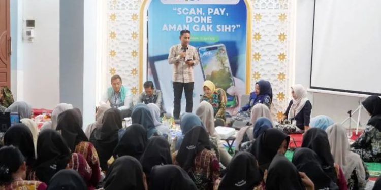 Walikota Banjarmasin HM Yamin memberikan edukasi dan literasi keuangan ke pelajar SMAN 6 Banjarmasin. (foto : istimewa)
