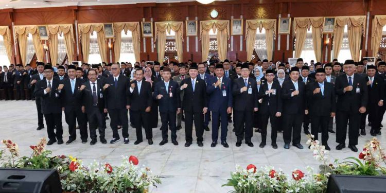 Gubernur Kalsel H Muhidin foto bersama pejabat Pemprov Kalsel yang baru dilantik. (foto : adpim kalsel)