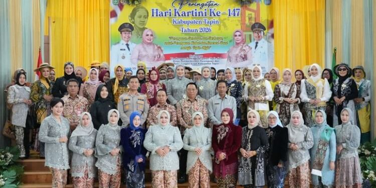 Bupati Tapin H Yamani foto bersama di sela Peringatan Hari Kartini di Tapin. (foto : istimewa)