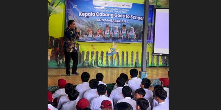 Kepala Cabang Bank Kalsel Marabahan Rudy Fahrurrazi saat meriahkan Hardiknas di SDN Marabahan 1. (foto : istimewa)