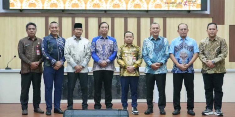 Bupati Tapin H Yamani saat menghadiri malam pisah sambut Kajari Tapin yang lama dengan yang baru. (foto : istimewa)