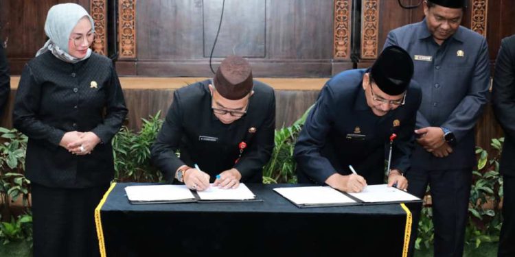 Sekdaprov Kalsel M Syarifudin dan Ketua DPRD Kalsel H Muhidin saat menandatangani penerimaan dokumen rekomendasi DPRD atas LKPJ Gubernur 2025. (foto : adpim kalsel)