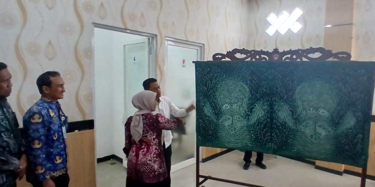 Walikota Banjarmasin HM Yamin bersama istri saat lihat kain motif sasirangan yang diperlombakan. (foto : shn/seputaran)