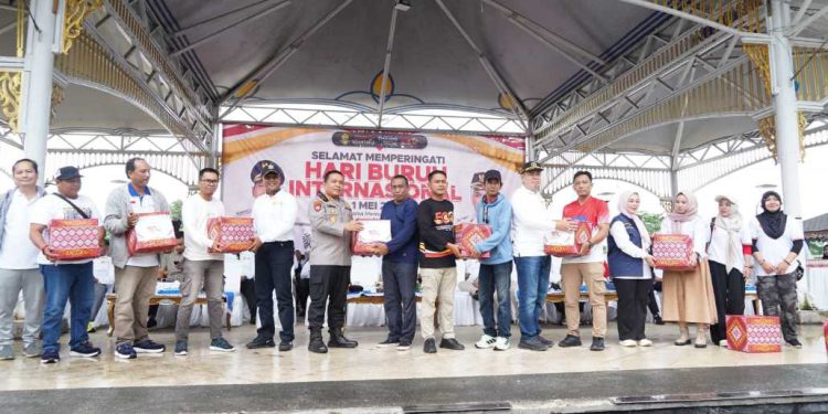 Walikota Banjarmasin HM Yamin saat memberikan paket kepada perwakilan buruh pada peringatan May Day di Halaman Balai Kota Banjarmasin. (foto : shn/seputaran)