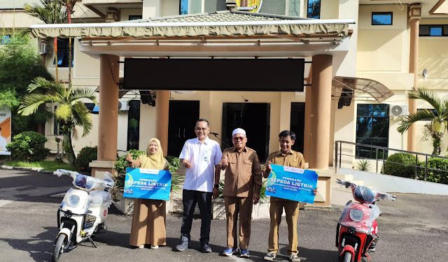 Penyerahan hadiah undian kredit multiguna Bank Kalsel kepada ASN Pemkab HST yang beruntung. (foto : istimewa)