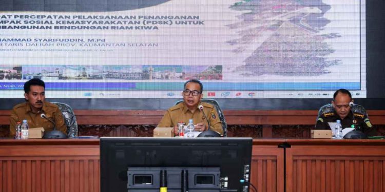 Sekdaprov Kalsel saat memimpin Rakor teknis percepatan pelaksanaan PDSK pembangunan Bendungan Riam Kiwa. (foto : adpim kalsel)