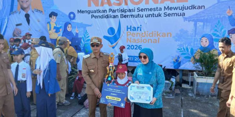 Walikota Banjarmasin HM Yamin didampingi istri Hj Neli Listriani (Ketua Komisi IV DPRD Banjarmasin) menyerahkan piala kepada pemenang lomba di momen Hardiknas. (foto : shn/seputaran)