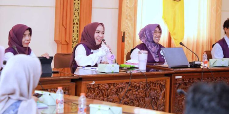 Ketua TP PKK Kalsel Hj Fathul Jannah Muhidin saat memimpin rapat koordinasi finalisasi penyusunan Rencana Strategis (Renstra) Posyandu Kalsel usai peresmian Posyandu Wasaka. (foto : adpim kalsel)