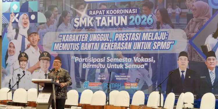 Sekdaprov Kalsel M Syarifuddin saat memberikan sambutan pada Rakor SMK se Kalsel. (foto : adpim kalsel)