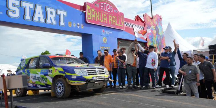 Gubernur Kalsel H Muhidin kibarkan bendera start tanda dimulainya Rally Banua 2026. (foto : adpim kalsel)