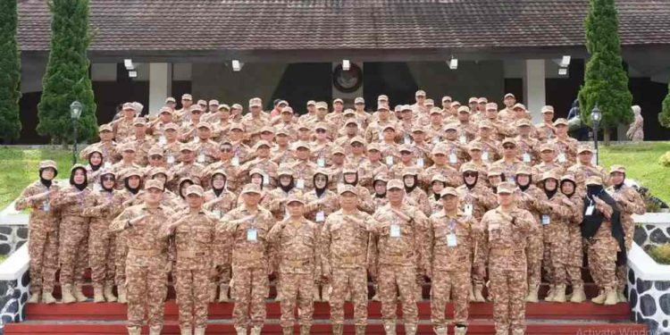 Pejabat Pemkab Tapin foto bersama dengan Bupati dan Wabup Tapin H Yamani - H Juanda di sela kegiatan retreat di IPDN Jatinangor. (foto : istimewa)