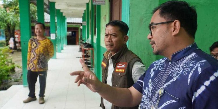 Kadisdik Banjarmasin Ryan Utama saat melaporkan kondisi bangunan SD di Banjarmasin kepada Walikota Banjarmasin HM Yamin. (foto : shn/seputaran)