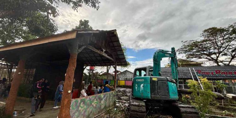 Alat berat saat masih melakukan pengerjaan mempercantik Taman Edukasi Jahri Saleh. (foto : shn/seputaran)