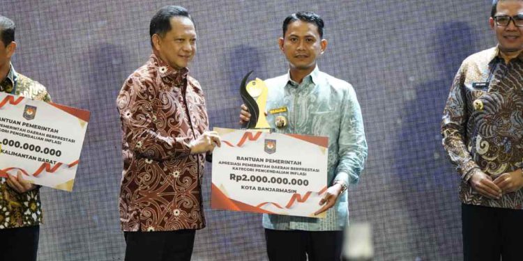 Bantuan dan penghargaan yang diserahkan langsung oleh Menteri Dalam Negeri Republik Indonesia Muhammad Tito Karnavian dan diterima Walikota Banjarmasin H Muhammad Yamin HR. (foto : istimewa)