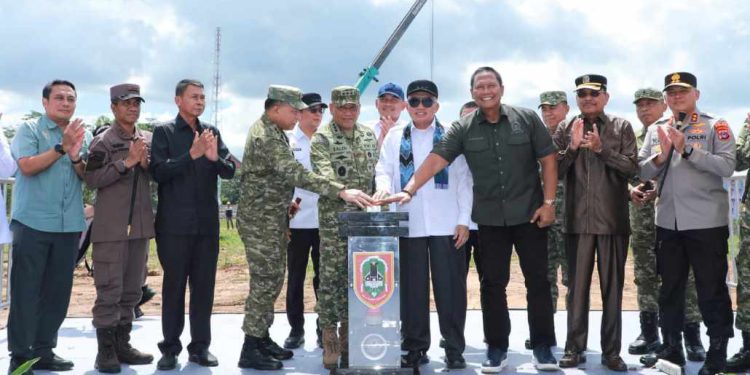 Gubernur Kalsel H Muhidin saat pemancangan tiang pertama pembangunan Makodam X Lambung Mangkurat. (foto : adpim kalsel)