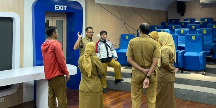 Plt Kadiskominfotik Banjarmasin Febpry Ghana Utama saat melakukan peninjauan. (foto : shn/seputaran)