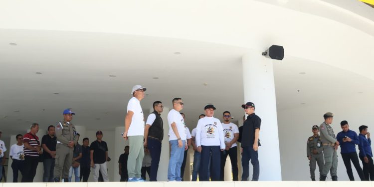 Gubernur Kalsel H Muhidin saat meninjau tugu nol kilometer. (foto : adpim kalsel)