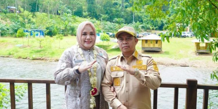 Bupati Tapin H Yamani bersama istri Hj. Faridah Yamani  berfoto di wisata air sirang pitu. (foto : istimewa)