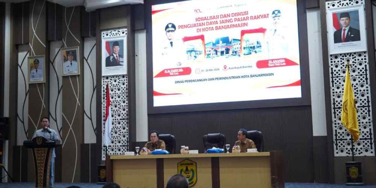 Walikota Banjarmasin HM Yamin saat memberikan sambutan pada kegaiatan sosialiasi dan diskusi penguatan pasar rakyat. (foto : shn/seputaran)
