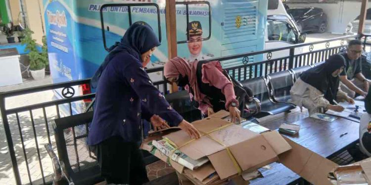 Petugas Bank Sampah saat menerima sampah kardus yang bernilai ekonomis. (foto : shn/seputaran)