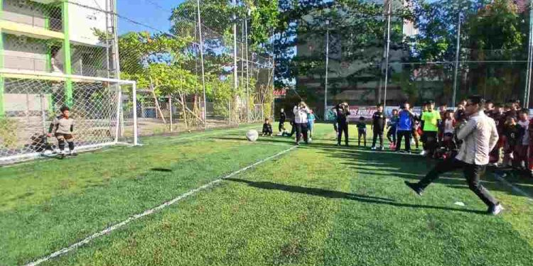 Walikota Banjarmasin HM Yamin saat menendang bola ke gawang tanda dibukanya kejuaraan minisoccer tingkat SD Piala Walikota Banjarmasin. (foto : shn/seputaran)