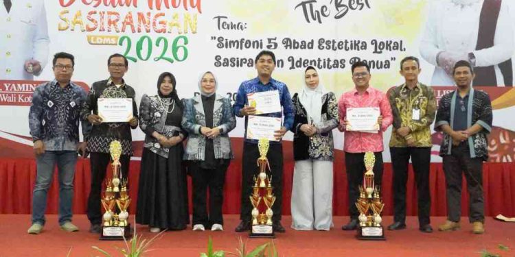 Penyerahan piagam dan tropi bagi pemenang lomba. (foto : shn/seputaran)