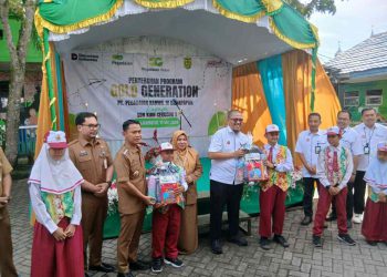 320 Paket Bantuan Perlengkapan Sekolah Diberikan ke SDN Kuin Cerucuk 1