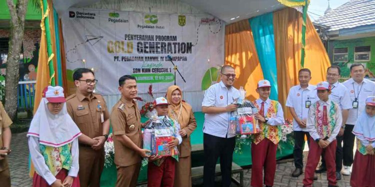 Walikota Banjarmasin HM Yamin foto bersama usai menyerahkan bantuan. (foto : shn/seputaran)