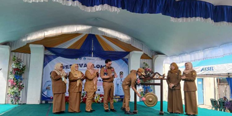 Walikota Banjarmasin HM Yamin pukul gong tanda dibukanya FLS3N tingkat kota Banjarmasin. (foto : shn/seputaran)