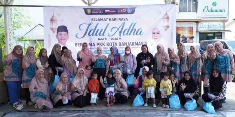 Ketua TP PKK Banjarmasin Hj Neli Listriani dan jajaran foto bersama dengan penderita stunting, penerima daging kurban. (foto : shn/seputaran)