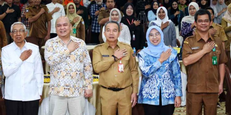 Foto bersama di sela Sosialisasi Program Pemanfaatan Hasil Kelola Dana Abadi Kebudayaan 2026 diselenggarakan Kementerian Kebudayaan di Gedung DR KH Idham Chalid, Banjarbaru. (foto : adpim kalsel)