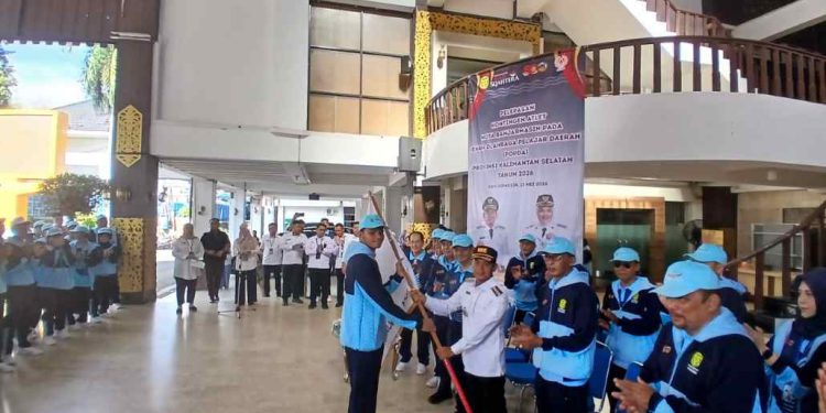 Pelepasan ditandai dengan penyerahan bendera kontingen secara simbolis oleh Walikota Banjarmasin HM Yamin kepada perwakilan atlet. (foto : shn/seputaran)