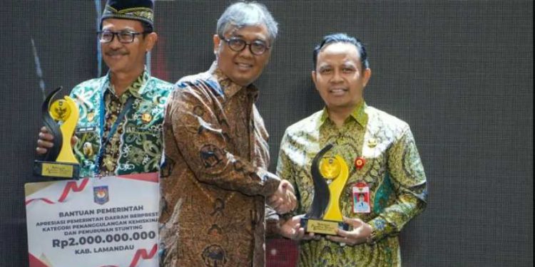 Bupati Tapin H Yamani saat menerima penghargaan dari Kemndagri. (foto : istimewa)